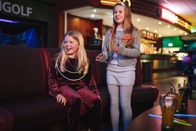 To jenter i sittegruppen på bursdagsbowling