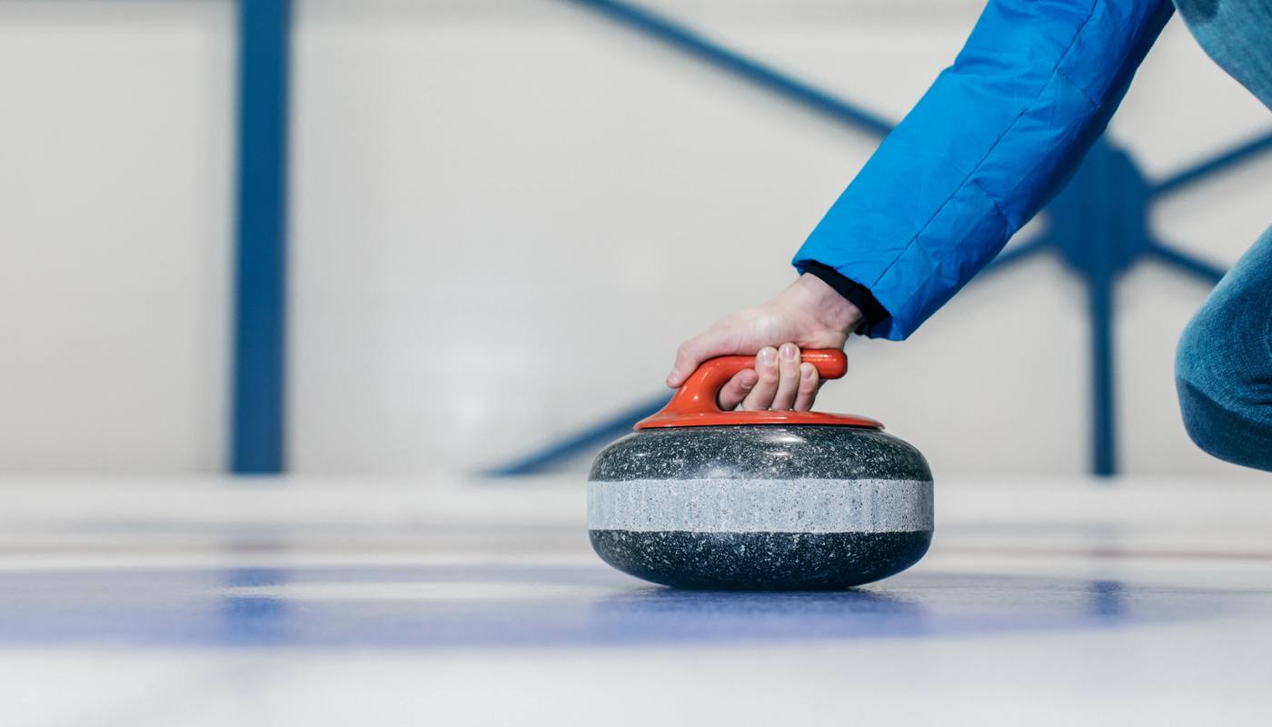 På Vestkanten kan du leie curling-bane til bursdag eller utdrikningslag